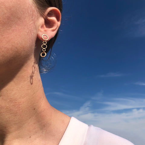 Short line classico earrings, 10k gold