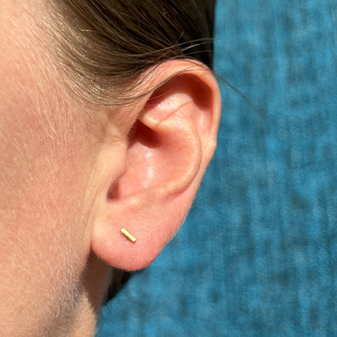 18k Dash earrings, single stud