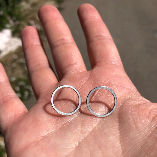Medium circle earrings in sterling silver