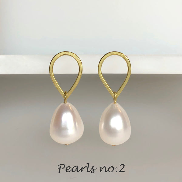 Small baroque pearl droplet earrings