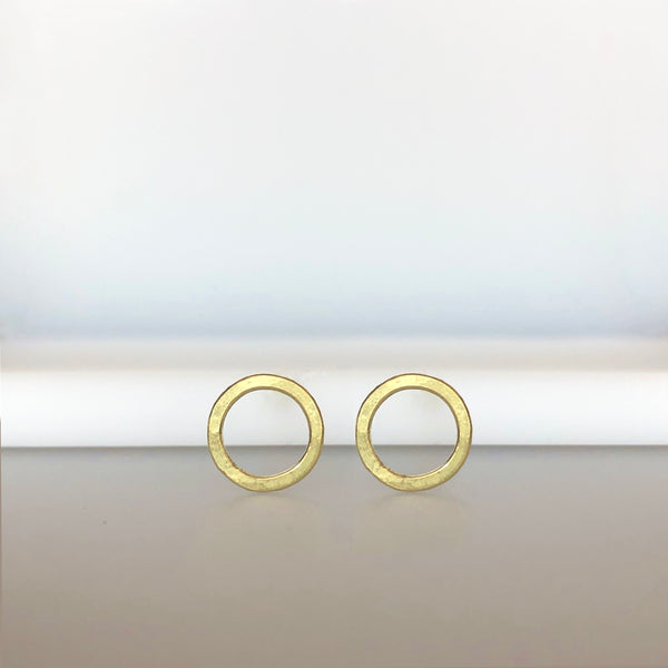 Small circle earrings in 18k gold
