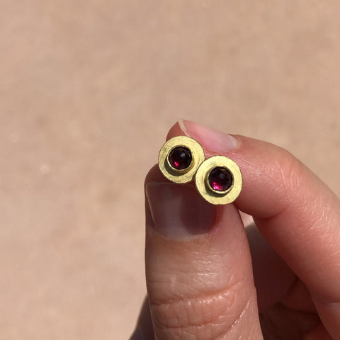 Disc stud earrings with rhodolite garnet stones