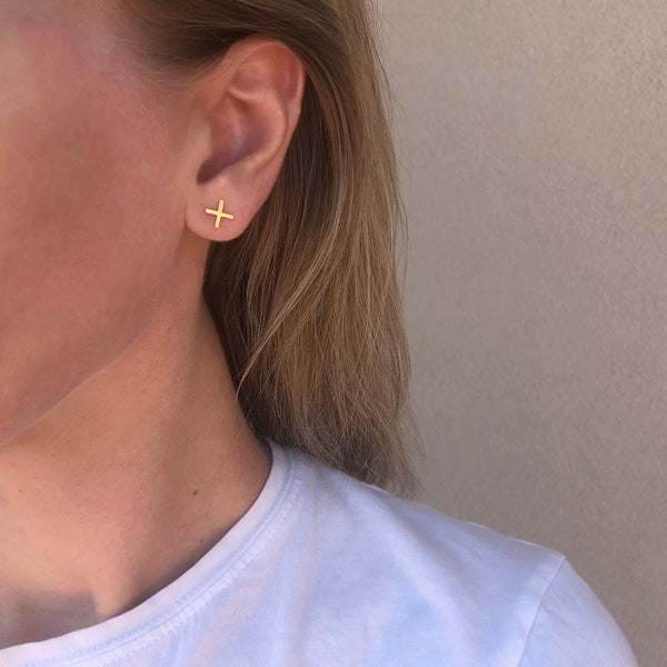 Positive stud earrings in 18k gold, medium