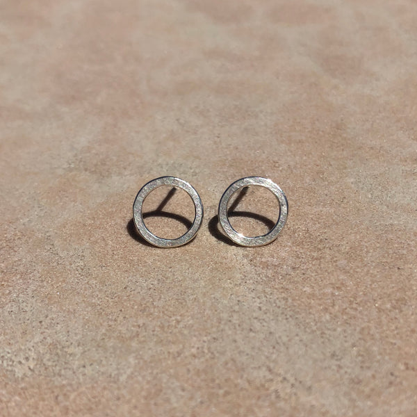 Small circle earrings in sterling silver