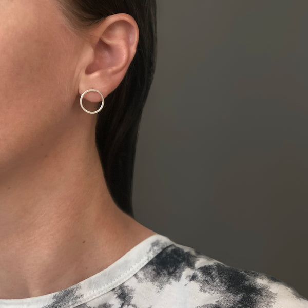 Medium circle earrings in sterling silver