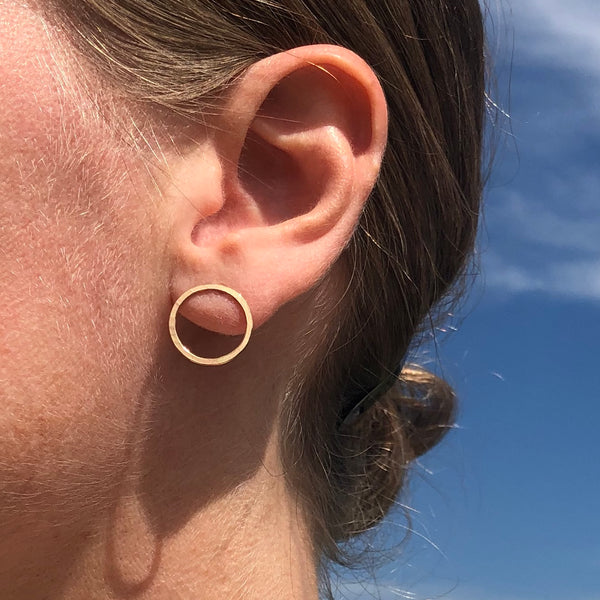 Medium circle earrings in 10k gold