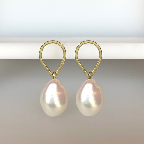 Small baroque pearl droplet earrings